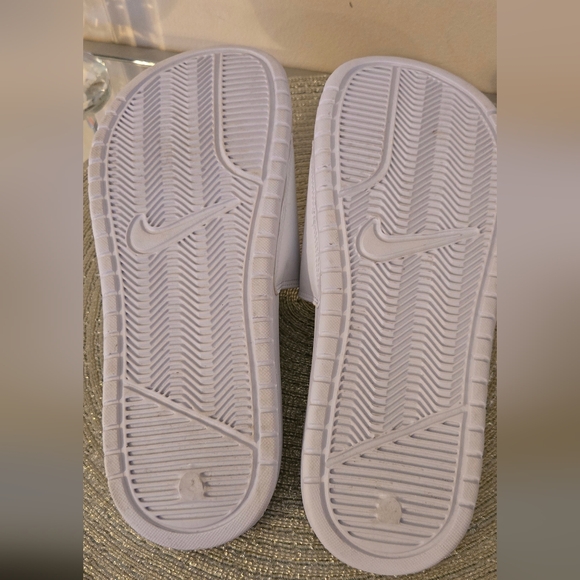 Nike Silver Swoosh White Womens Size 7 Comfy Squishy Reflective center Swoosh - Picture 7 of 8